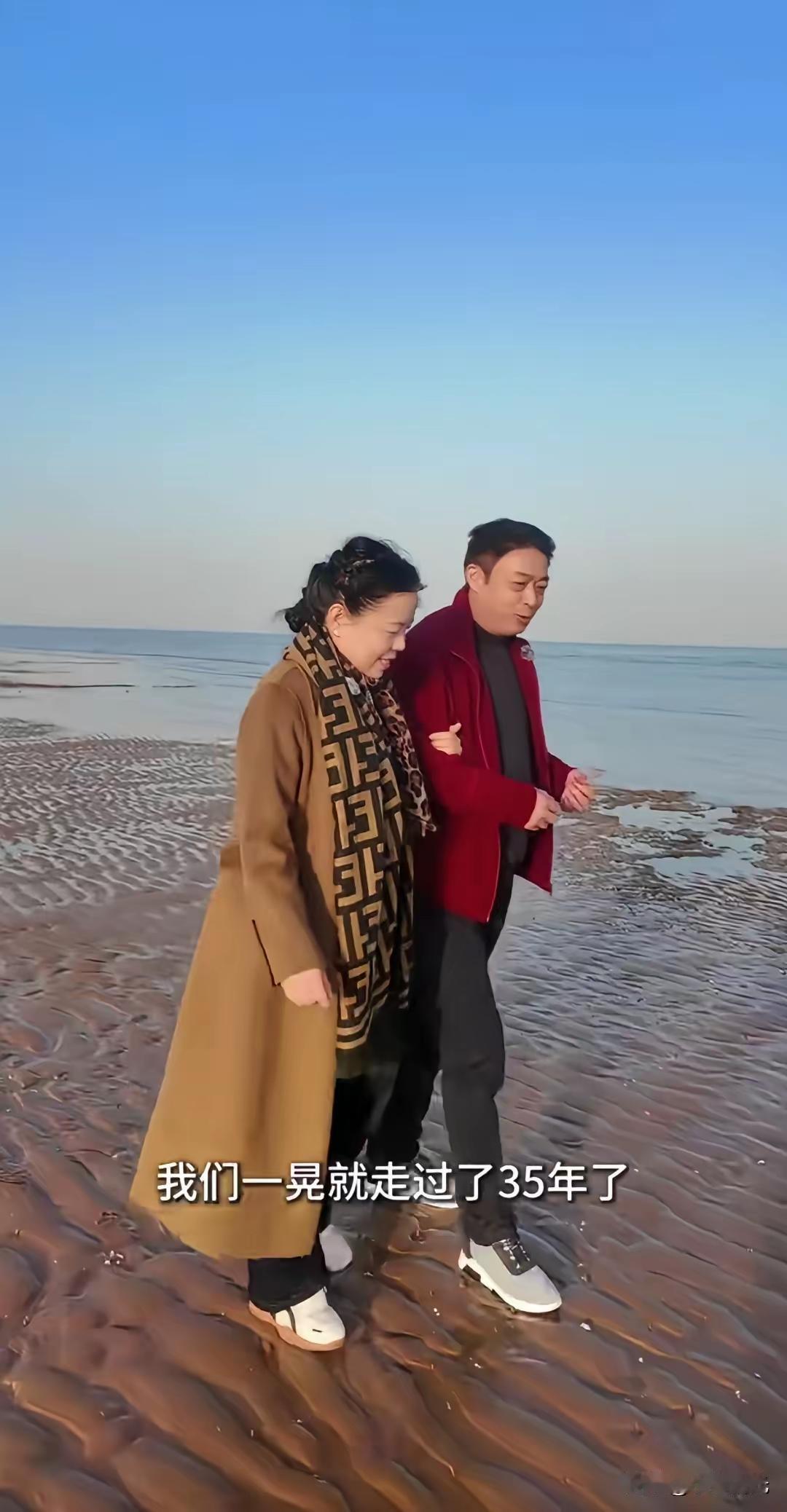 许妈姚爸35周年珊瑚婚撒糖
连云港海边牵手漫步太感人！
 
家人们快来看！许妈姚