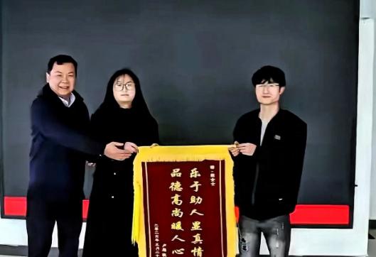 [微风]湖南，一网约车司机在接单途中突发疾病，于是他向后座的女乘客求助，没想到女