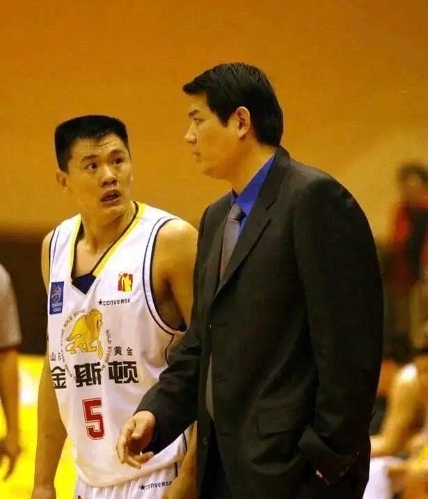 2003-04赛季，山东金斯顿男篮俱乐部。 