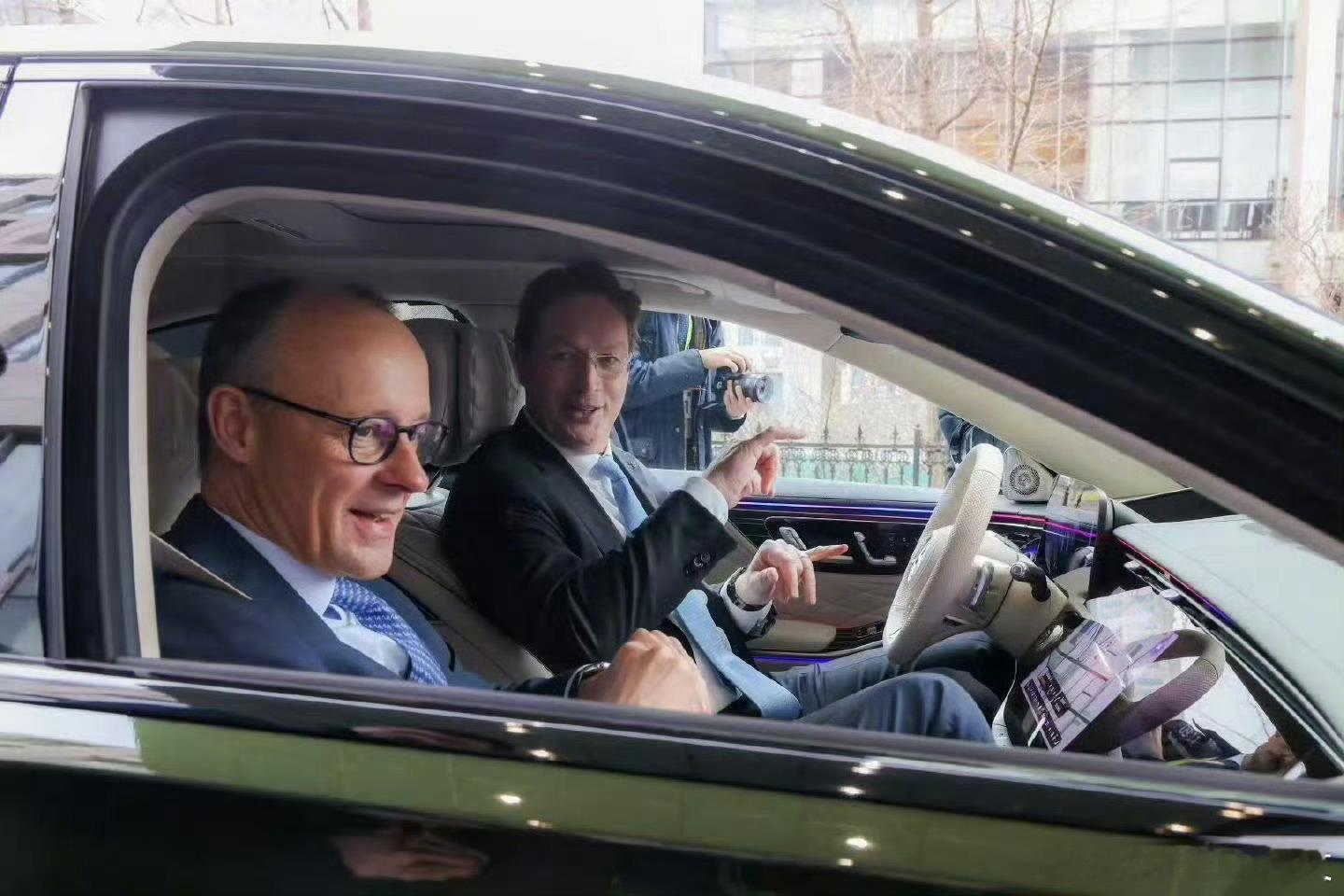 德国总理体验奔驰新S级Momenta辅助驾驶一眼看中了新奔驰S这套轮毂，怎么放在