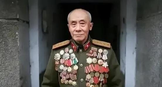 1938年，八路军排长肖万世，带战士侦察时，发现一群鬼子，正在河里洗澡，战友摩拳