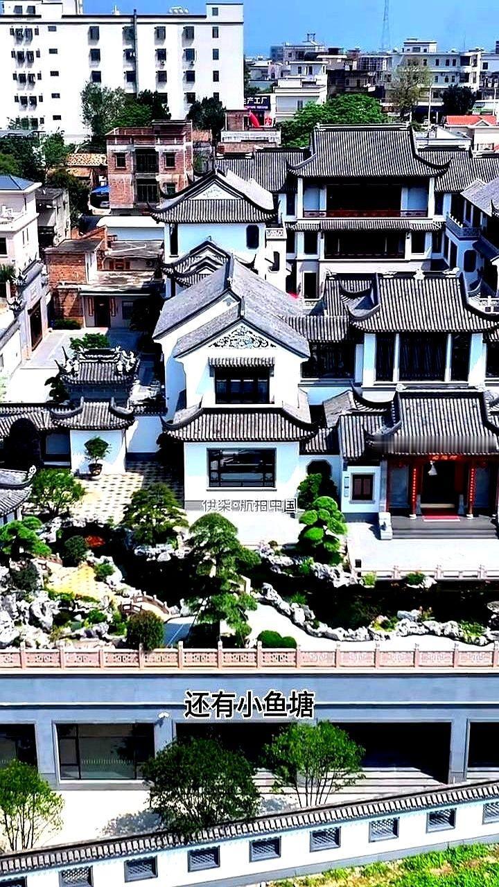 祠堂门口还是泥，豪车已经开到城里

吴川塘㙍镇，一条田埂把祠堂和水泥公路隔开，雨