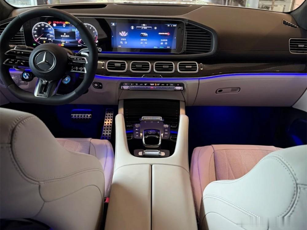 奔驰 AMG GLS63 白外/米内。选装：带橡胶钉和照明的铝质行车侧踏板 ​​