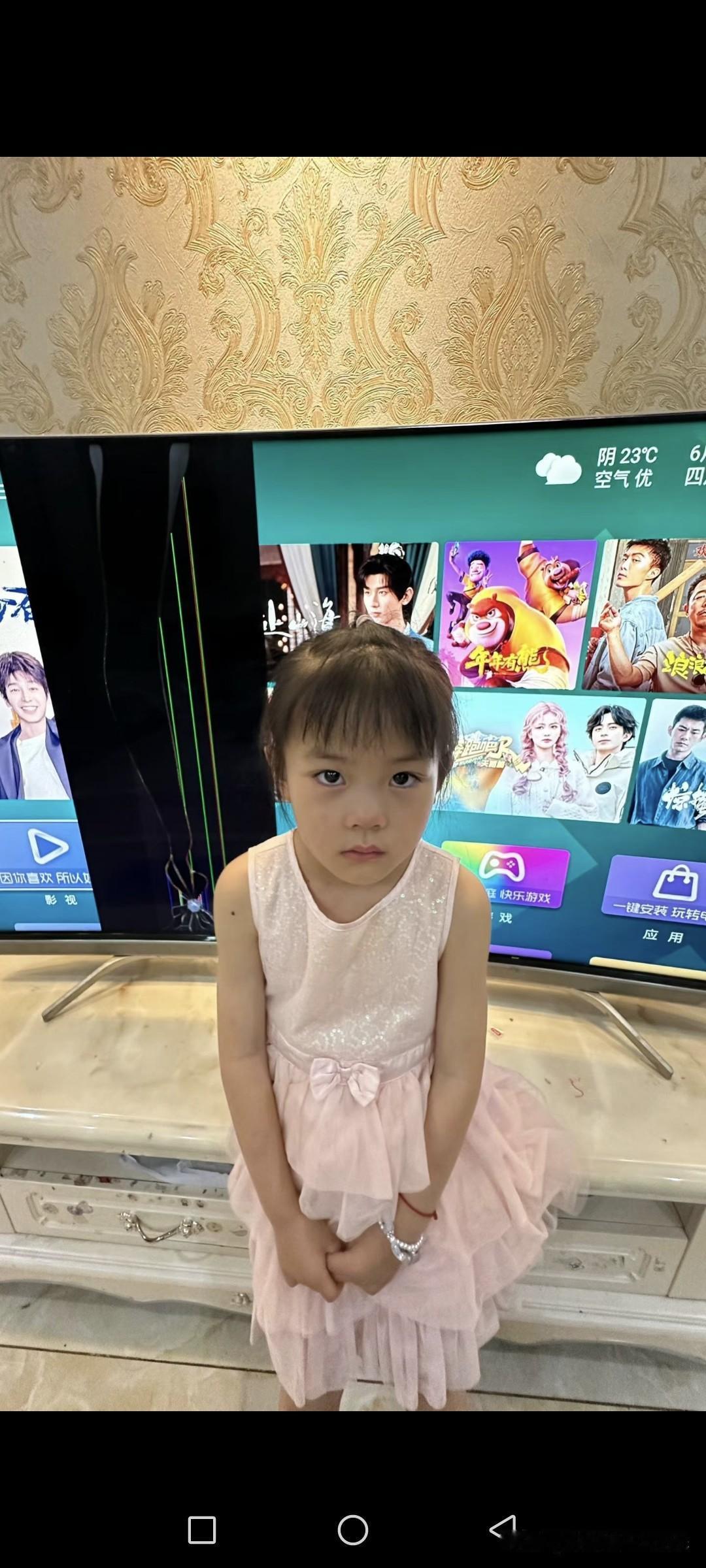 看！就一个小小失误，至于把孩子逼得这么怂吗？未免也太残忍了吧！

这不！近5岁女