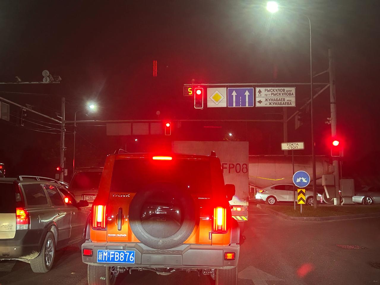 中国车在哈萨克斯坦自驾，最需要注意的是什么？
开大灯！
哈萨克斯坦也是左舵车，大