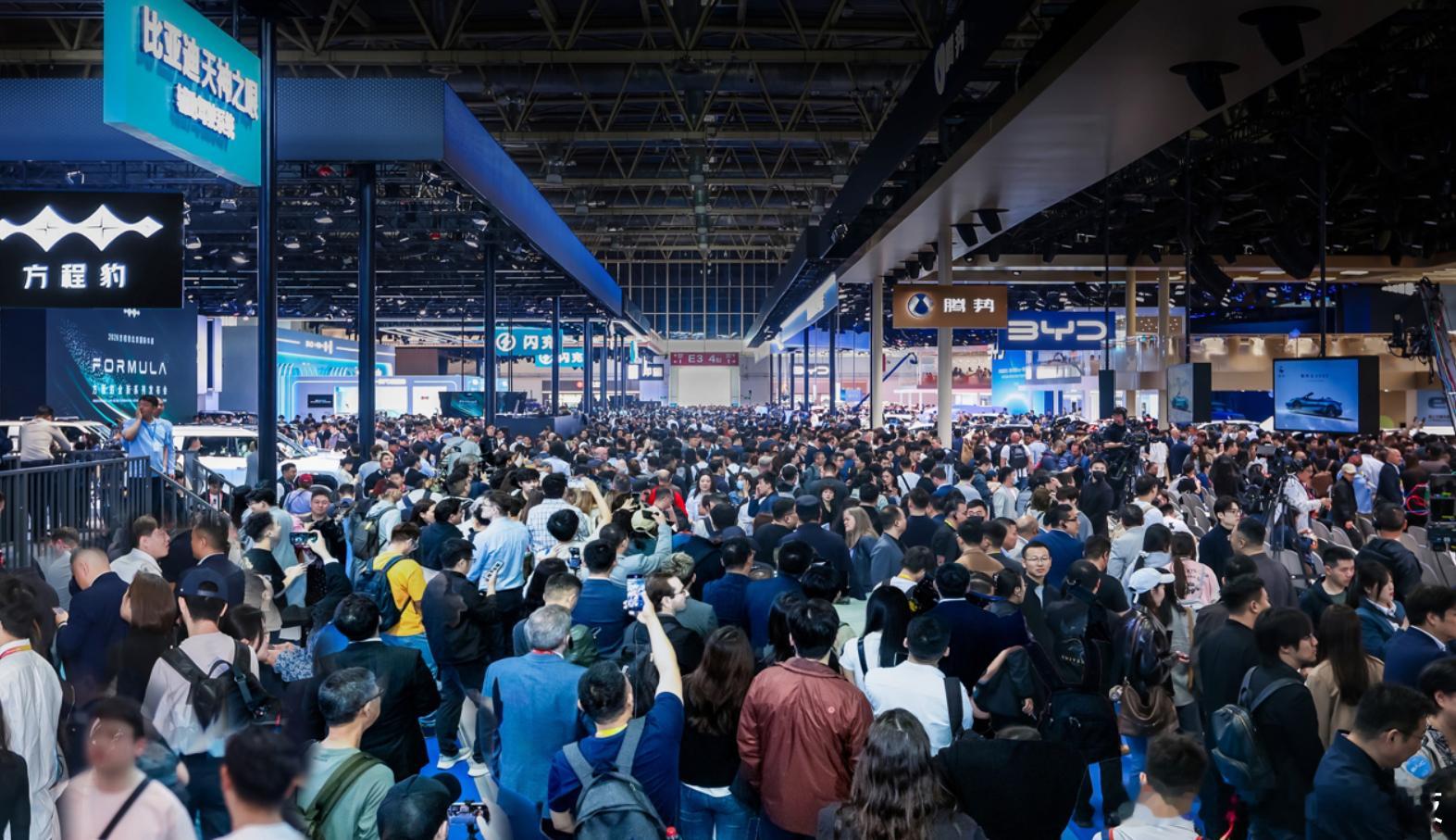 今天在北京车展 E3 馆逛了大半天，最触动我的不是哪款新车的外观，是满馆的外国人