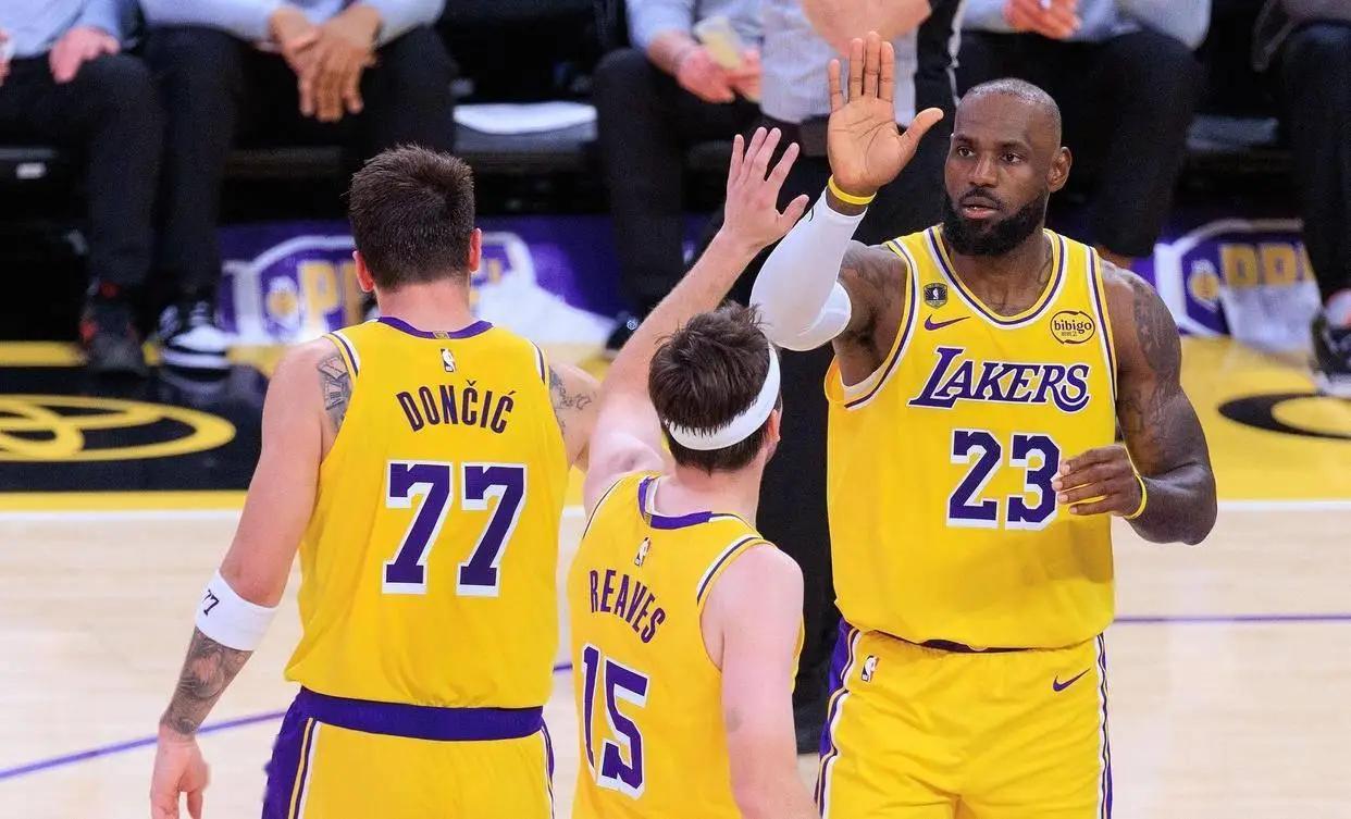 詹姆斯谈湖人最近连胜的原因。詹姆斯说：”关键在于我们的心理韧性，有几场比赛我们一