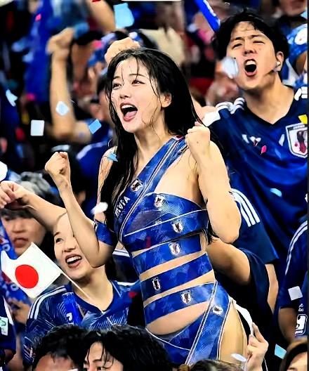 她“啥都不穿”！

​日本本土举办的国际足球友谊赛现场，一名年轻女球迷没有购置球