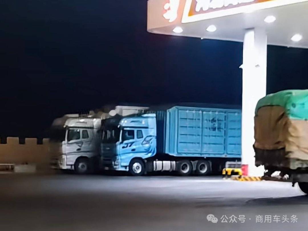 百吨王聚集地？网传山海关服务区多台百吨王驻点！

日前有网传河北秦皇岛山海关服务