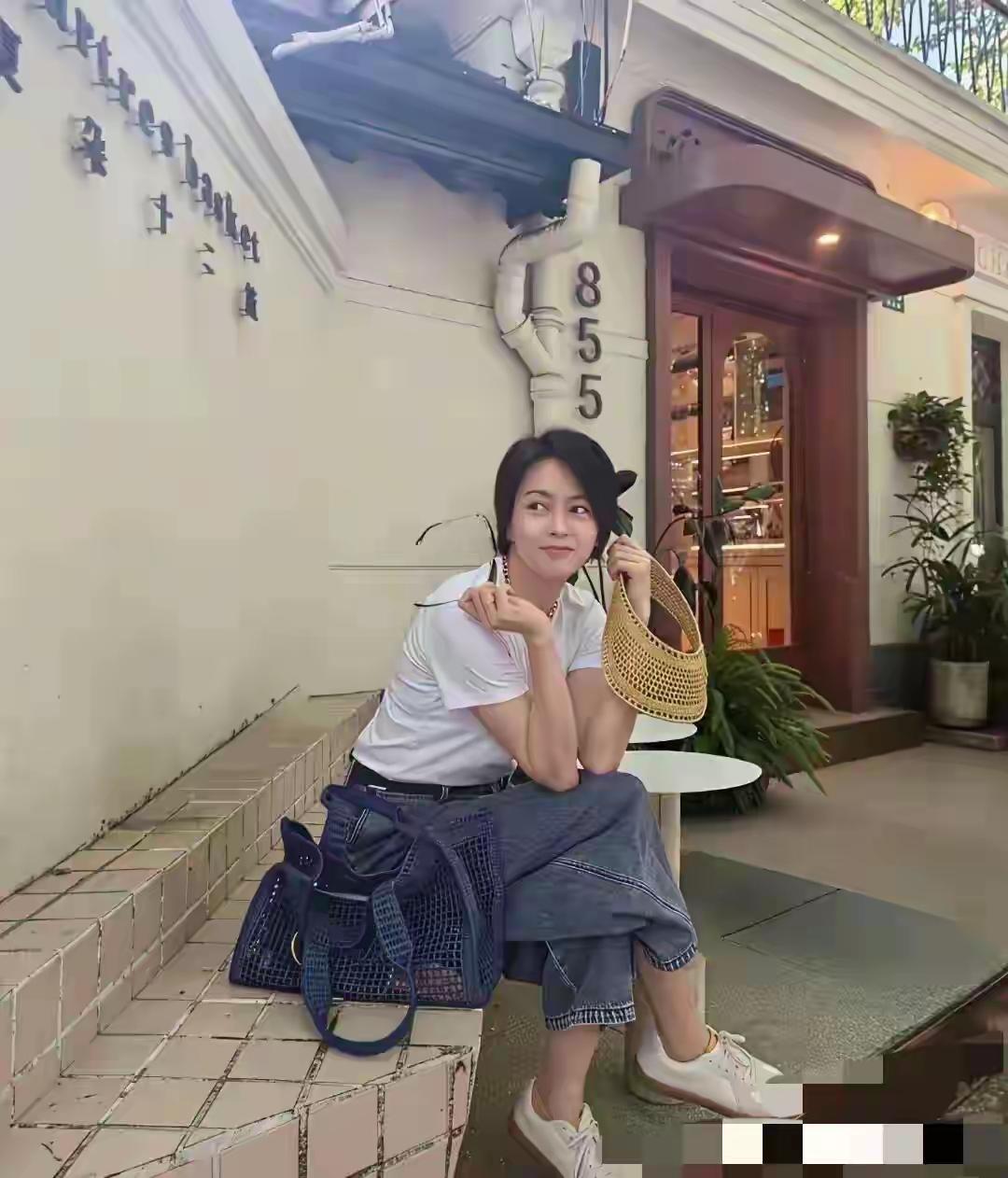她的一生从来没有明星架子，而且人家还是没有绯闻的女明星之一，她的美无人能敌，如今