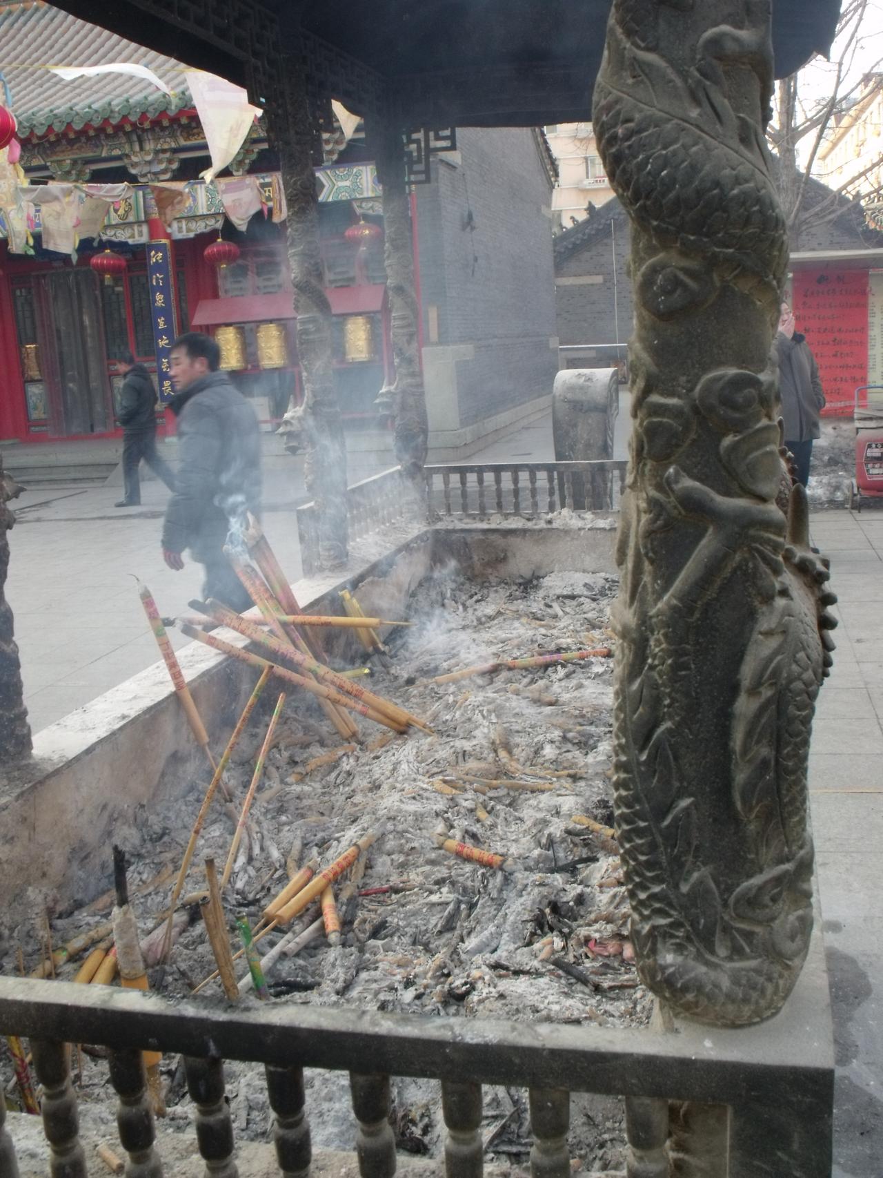 当年的老北市年会🏮鎏金铜炉吞云吐雾，红绸灯笼摇晃成流动的诗📜。旧时光藏在雕花