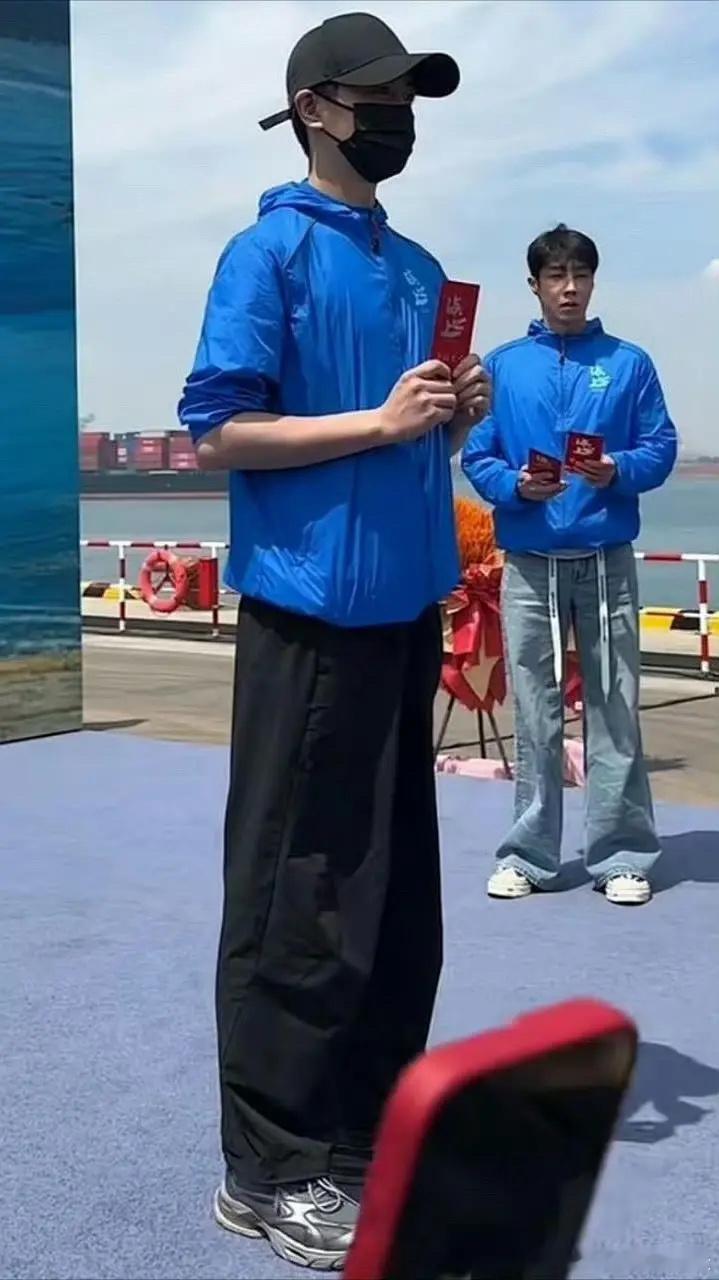 陈晓最新路透，今日海之上！这个短发造型，有点像尘封十三载里年轻的陆行知啊，清清爽