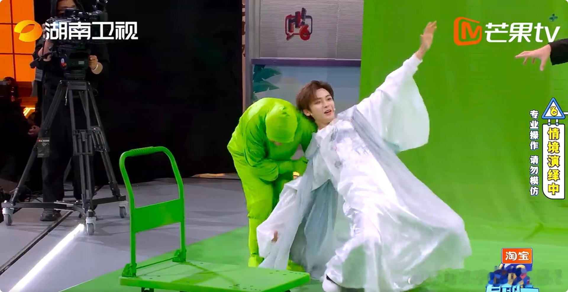 杨迪全场最忙的小绿人 谁懂啊！杨迪这个全场最忙小绿人，忙到飞起的样子，简直是行走