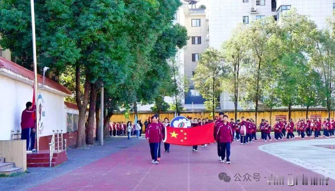 11月的秋阳洒满九中校园，运动的激情点燃每个角落，我校第31届秋季田径运动会在全