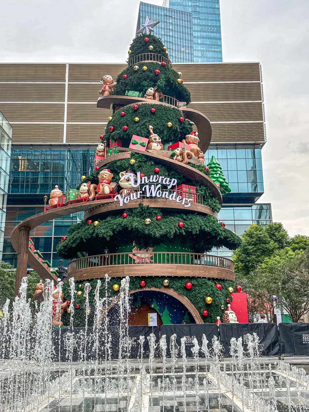 静安嘉里中心圣诞树🎄竟然有轨道可以移动
