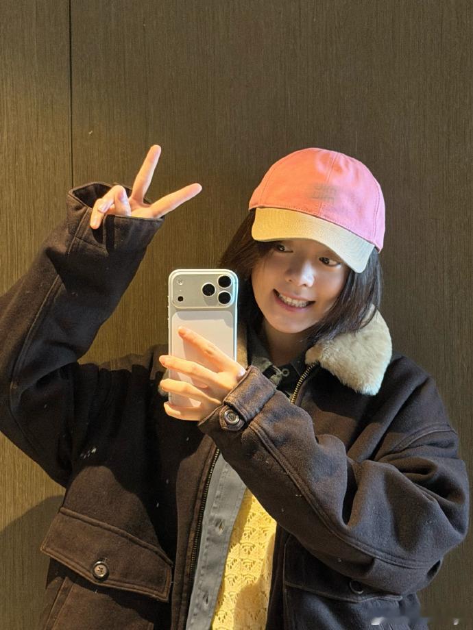 赵今麦小年营业照 穿Miu的率性俏皮酷女孩~  这个粉帽子也是miu的吗？ 