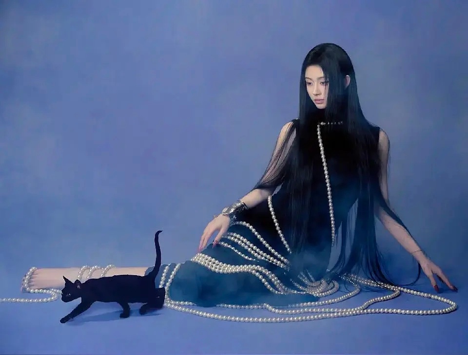 鞠婧祎这套妆造真的一言难尽啊像拍恐怖片的 