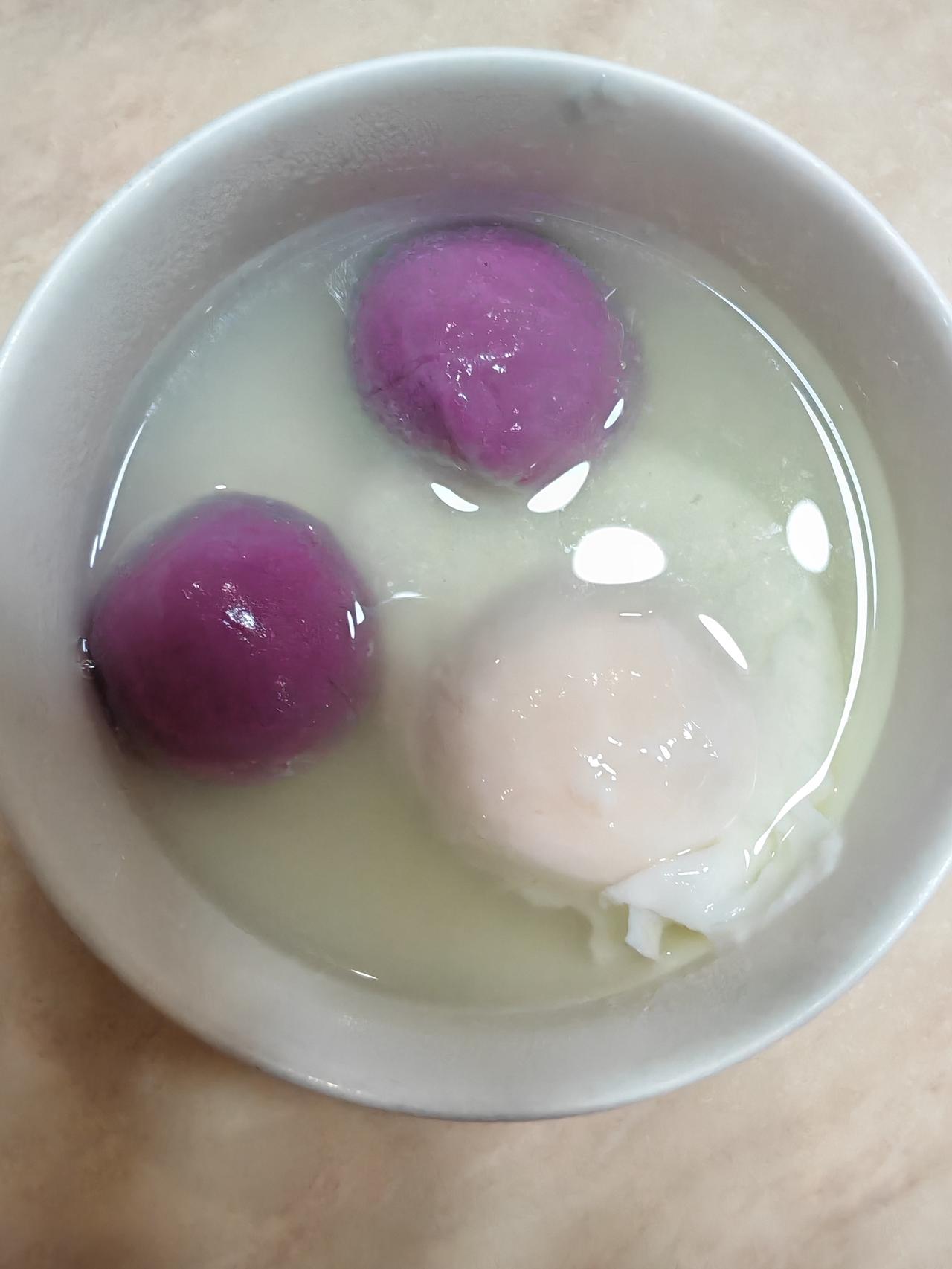 锅里烧水，鸡蛋用开水泡一下再打入锅中，就不会散，圆溜溜的好吃又好看。