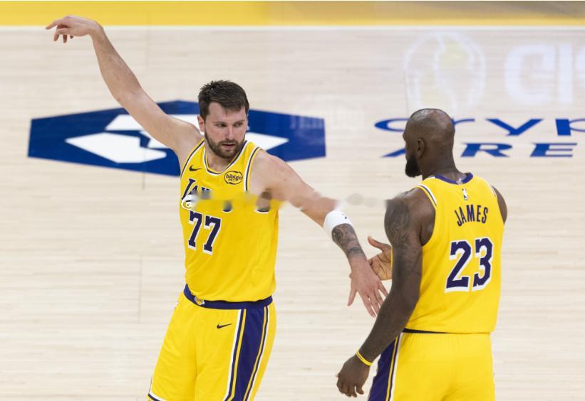NBA官方宣布，新赛季的揭幕战有三场比赛，分别是凯尔特人vs活塞、76人vs尼克