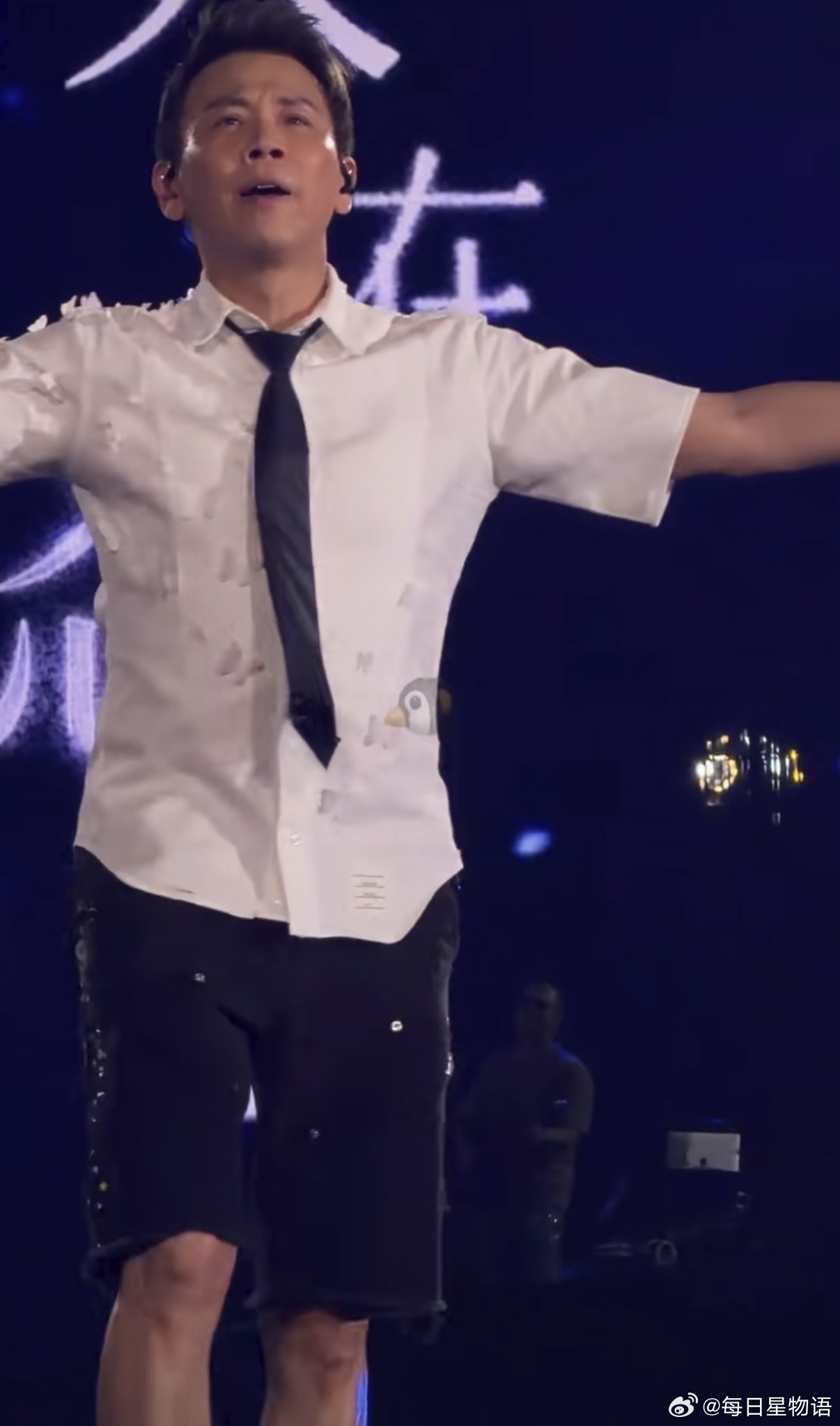 陶喆重返二十岁这竟然是陶喆你可轻点帅吧😎 昨晚新巡演这套造型我直接幻视校园学长