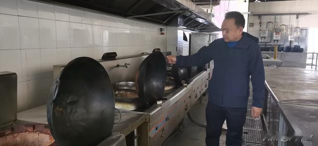 男子垫资数百万改造承包高校餐厅，期限没到被停业，200多万元餐费未付。新来的没有