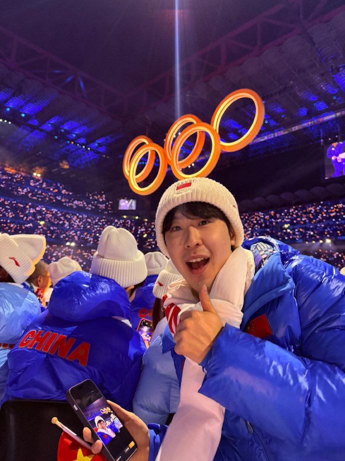 金博洋参加米兰冬奥开幕式 2026年米兰冬奥会开幕式，现场落座的中国冬奥健儿们开