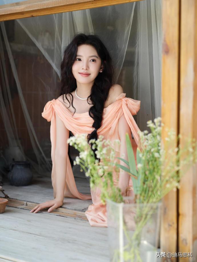 章若楠1996 年出生于浙江温州，凭借《悲伤逆流成河》里顾森湘一角走红。
她没有