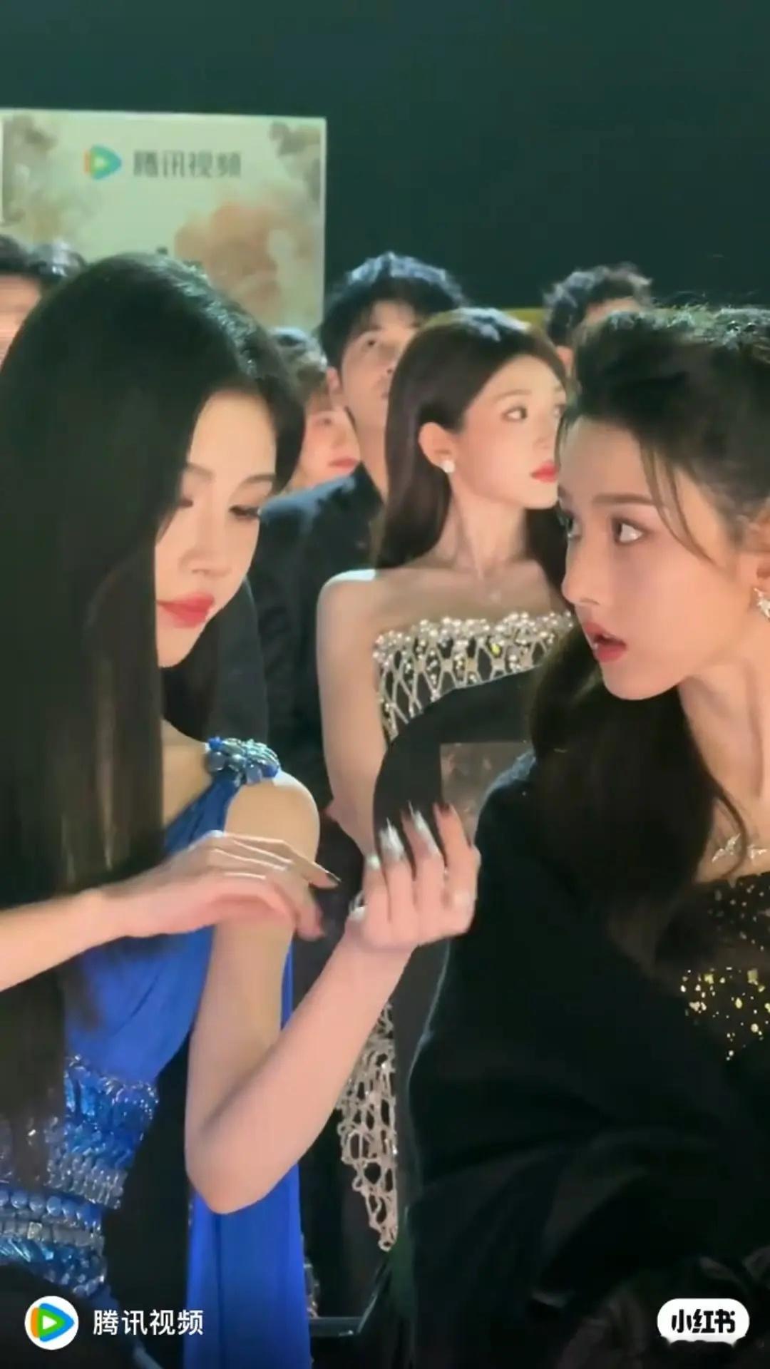 鞠婧祎和宋祖儿说啥呢，俩人竟然认识！看起来在讨论美瞳？？还是护肤眼部？ 