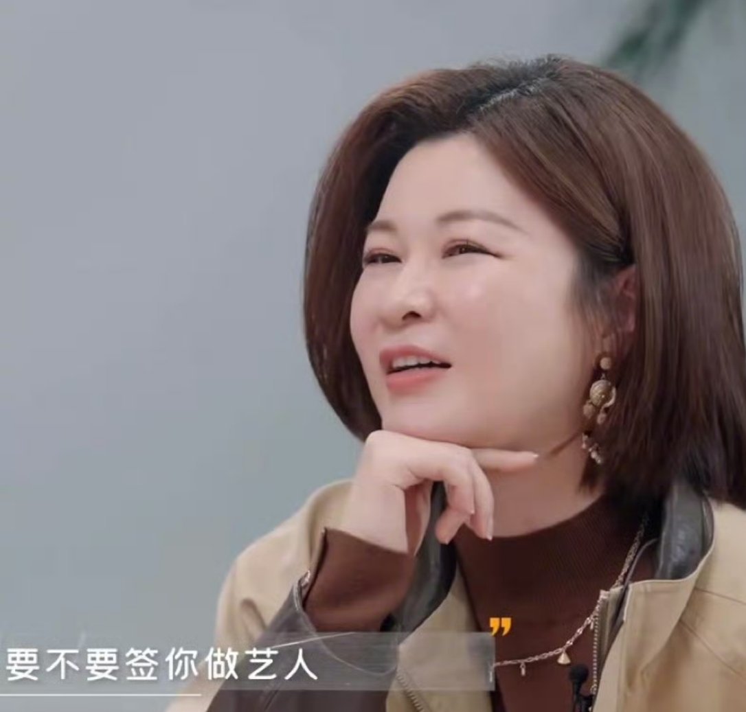 杜华考虑签约武大校花引发热议 乐华娱乐当家人杜华在综艺中称，考虑签约武汉大学校花