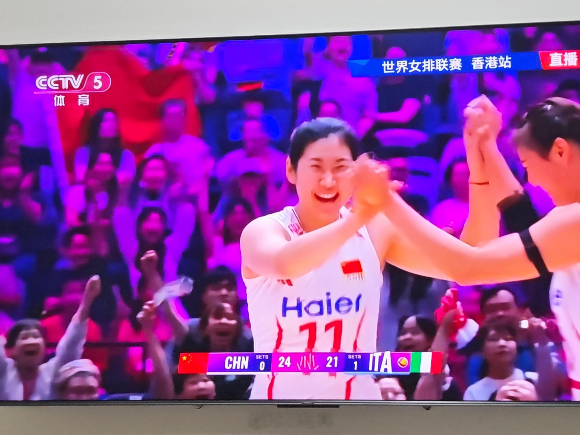 25-21拿下第二局加油！ 中国女排vs意大利女排
