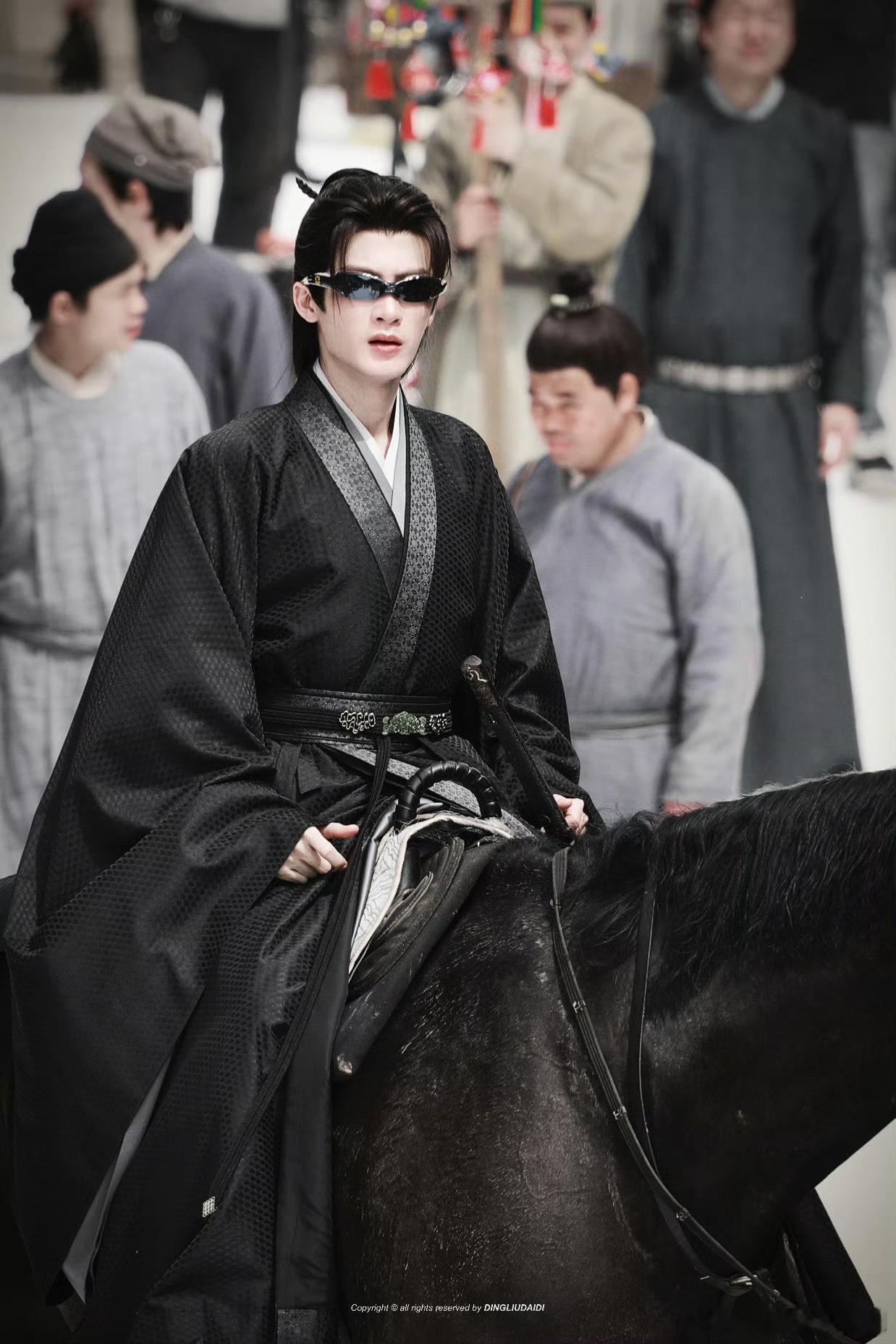 檀健次戴墨镜骑马路透所有人都来品尝，这个檀健次戴墨镜骑马路透，简直就是daddy