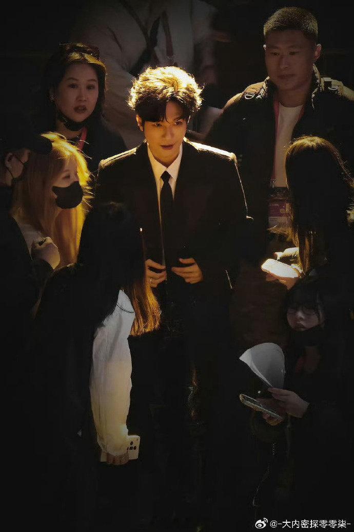 微博之夜 绝美打光 这届微博之夜的打光真的很用心。明暗有度，柔和不失立体感，不掩