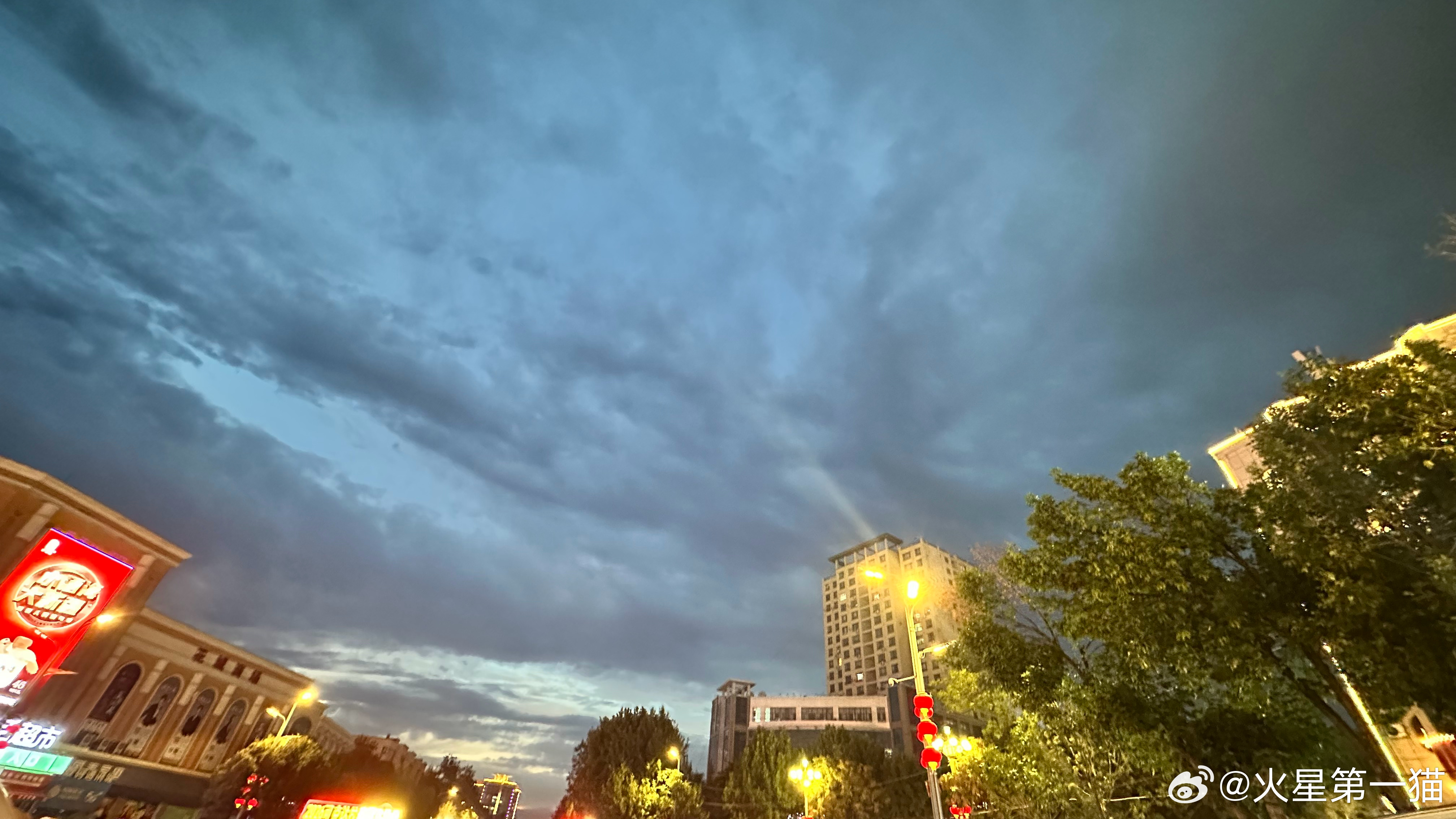 乌云笼罩的伊宁市，下起了小雨🌧️ 伊宁市