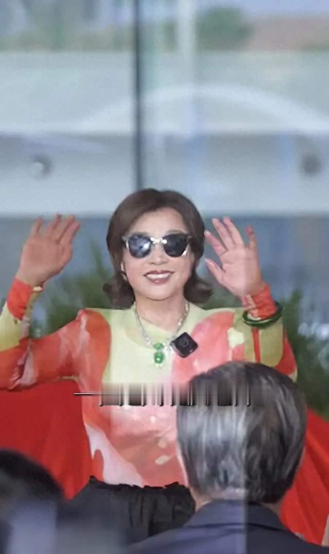 刘晓庆TCL庆典戴墨镜亮相，腰身纤细身姿挺拔 气场不输年轻女星