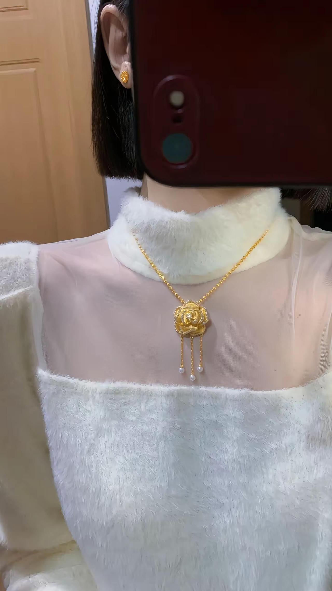 哎天爷哟，这个山茶花到位了。黄金吊坠 黄金项链 感觉至上