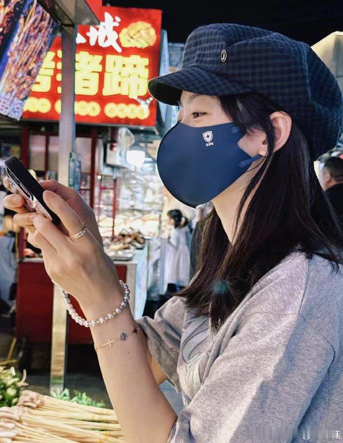 #全世界都觉得宋茜是导游#宋茜这一次的表现让我们大家都非常的期待，毕竟姐姐性格特