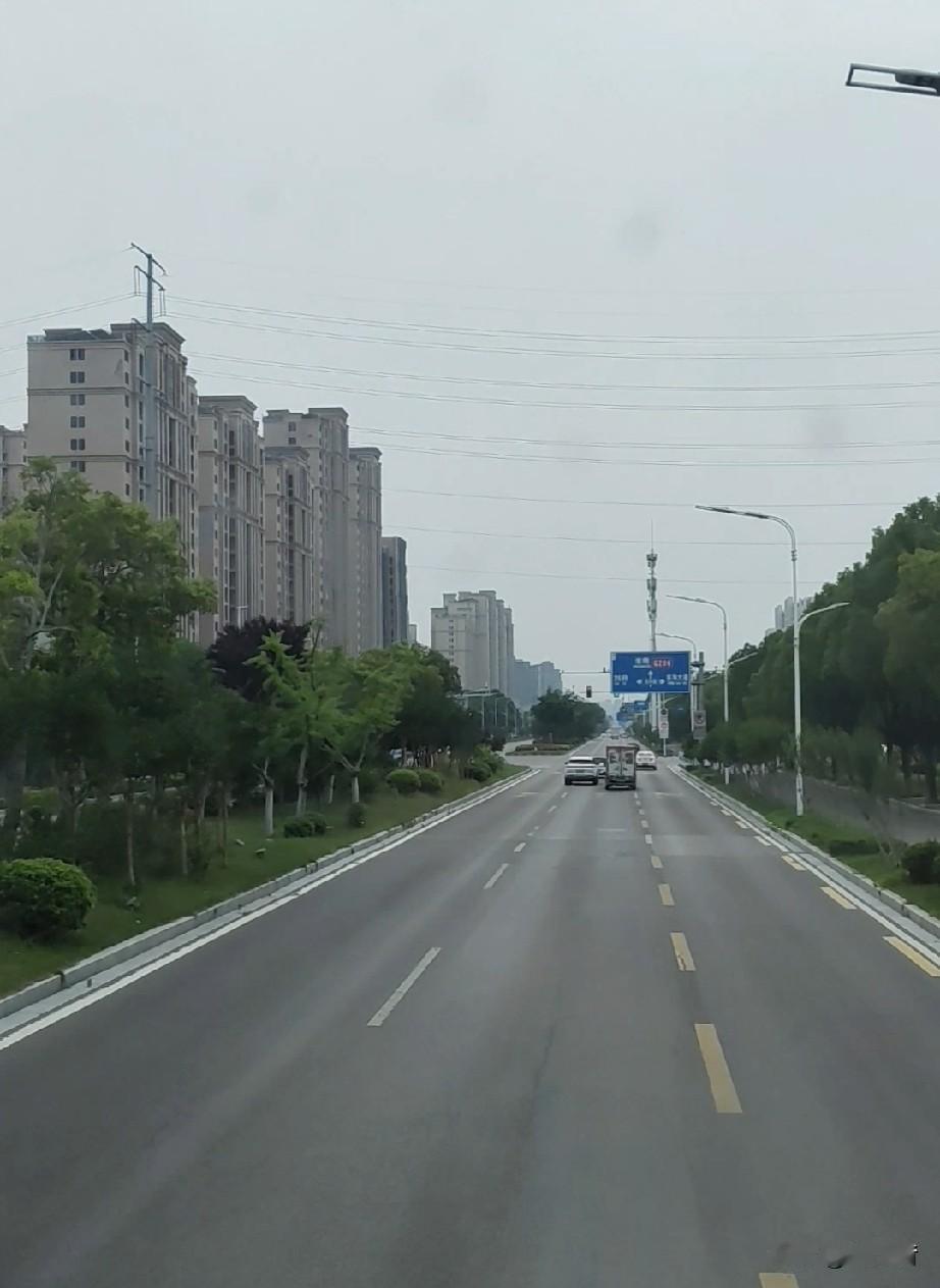 一个新手女司机如何快速成长为老司机？

那就是三个字:多开车，多在路况复杂的地方