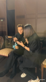 别睡了难得陈伟霆直播hello时装周 刚看完走秀又赶上陈伟霆直播，这波福利太足，