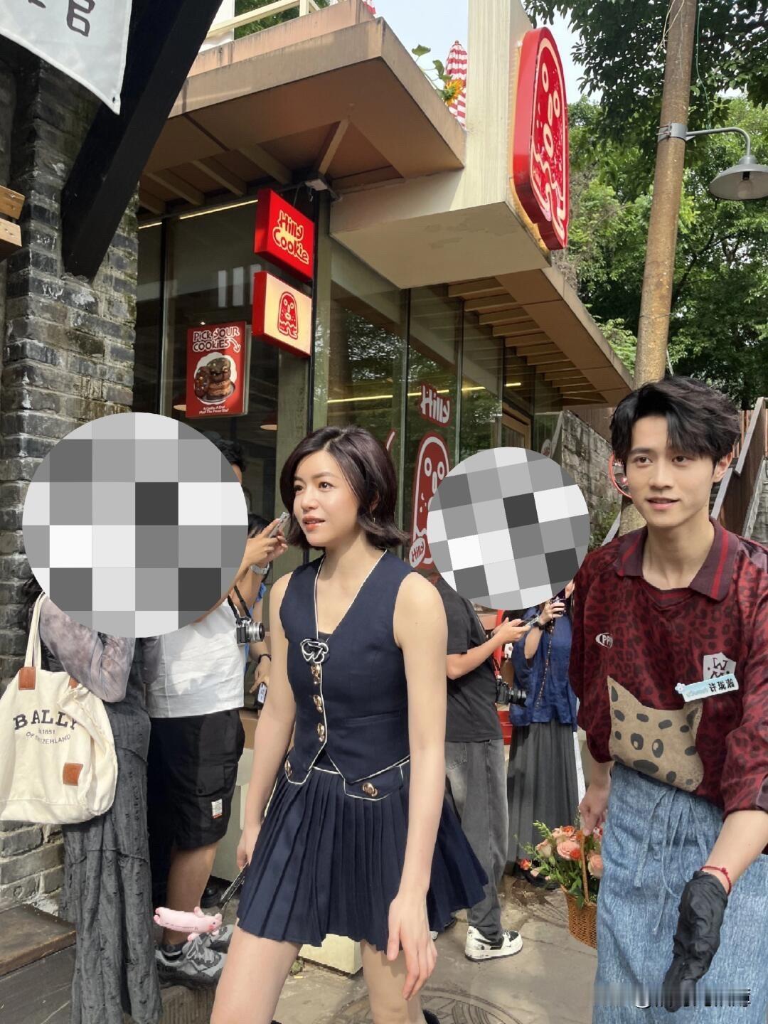 陈妍希这手臂线条，一看就是悄悄练过～～今日，陈妍希逛街被偶遇，明明官方身高156