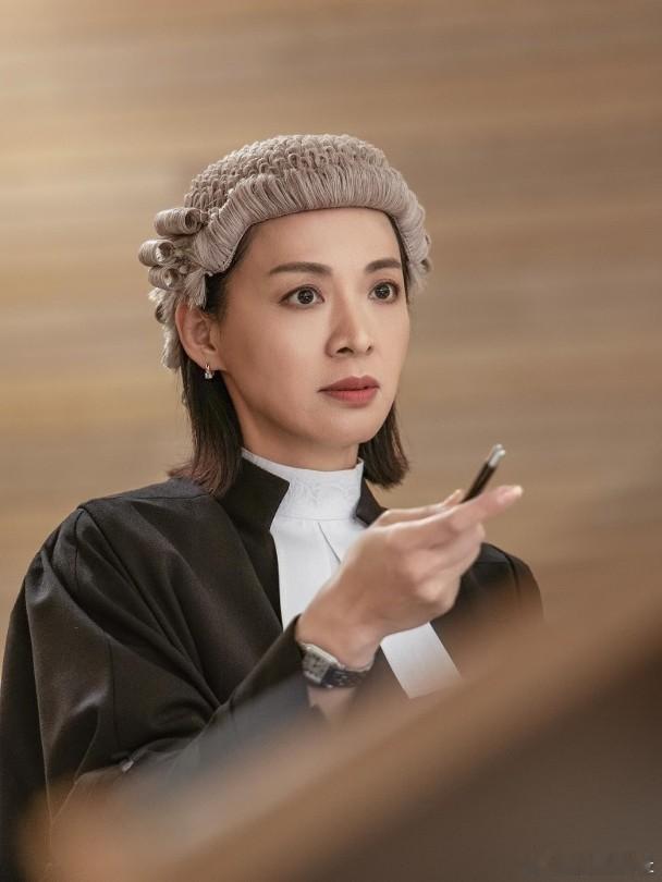 藝人陳煒在劇集《正義女神》顛覆傳統反派，將精英律師兼「罪犯之母」的複雜角色演繹得