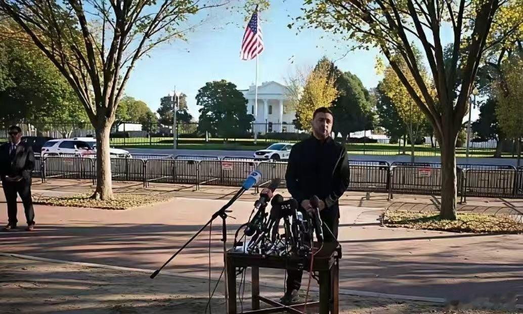 因为川普与泽连斯基在白宫的会谈不欢而散，小泽只能在白宫对面的马路上摆个小桌子召开