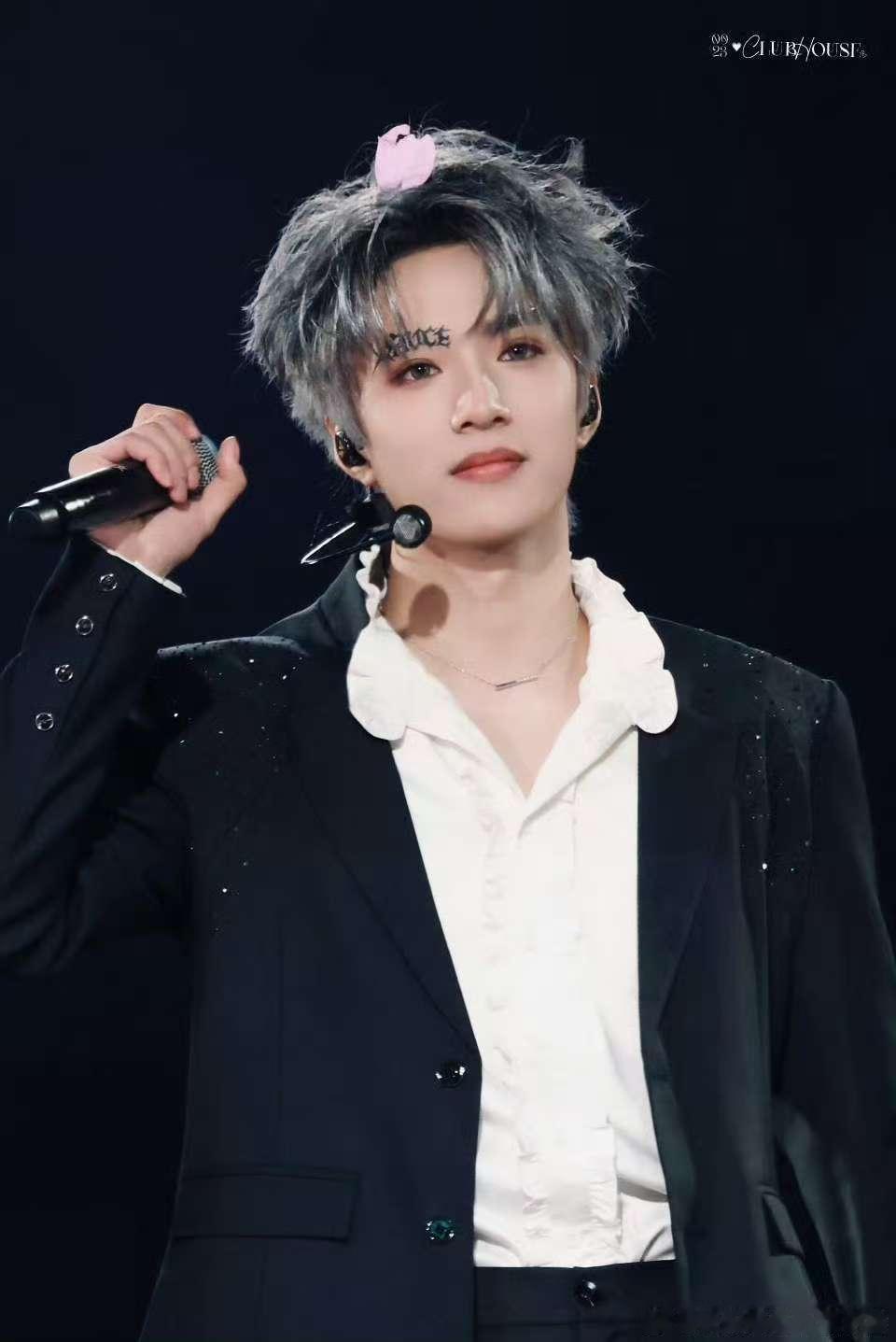 花瓣也偏爱刘耀文，爱了，太好看了 