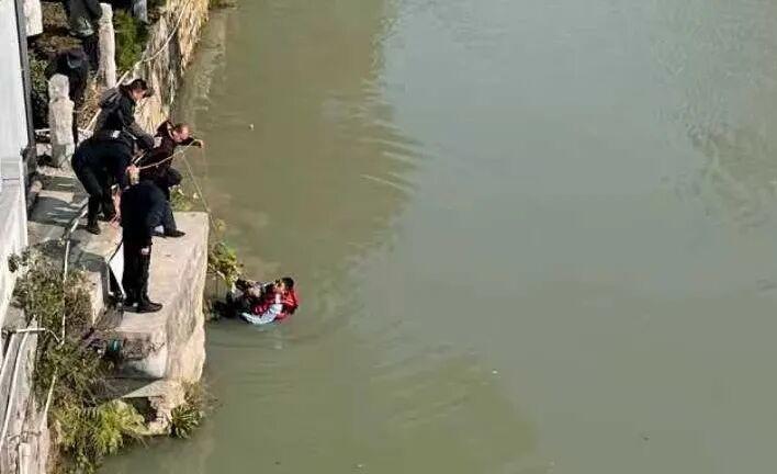 零下3度！黄岩东官河有人落水，救援队员王彪毫不犹豫跃入冰河，专业施救拖人上岸，多