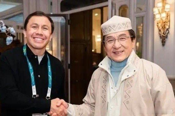 凤凰新闻【成龙父子飞米兰过年，房祖名气质沉稳变成熟，太像年轻时候的龙叔】71岁的