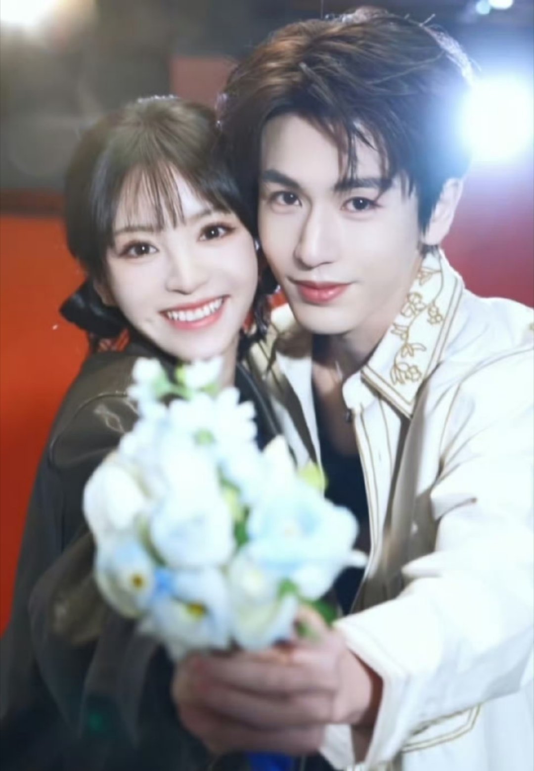 张凌赫田曦薇下意识的牵手 张凌赫与田曦薇在综艺及新剧宣传期“下意识牵手”，引发网