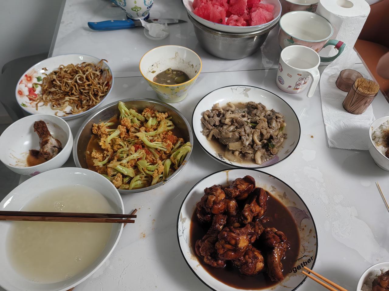 做午饭时没有专心，把两盘菜都烧糊了。大宝二宝很不满意。二宝批评奶奶：别玩手机，好