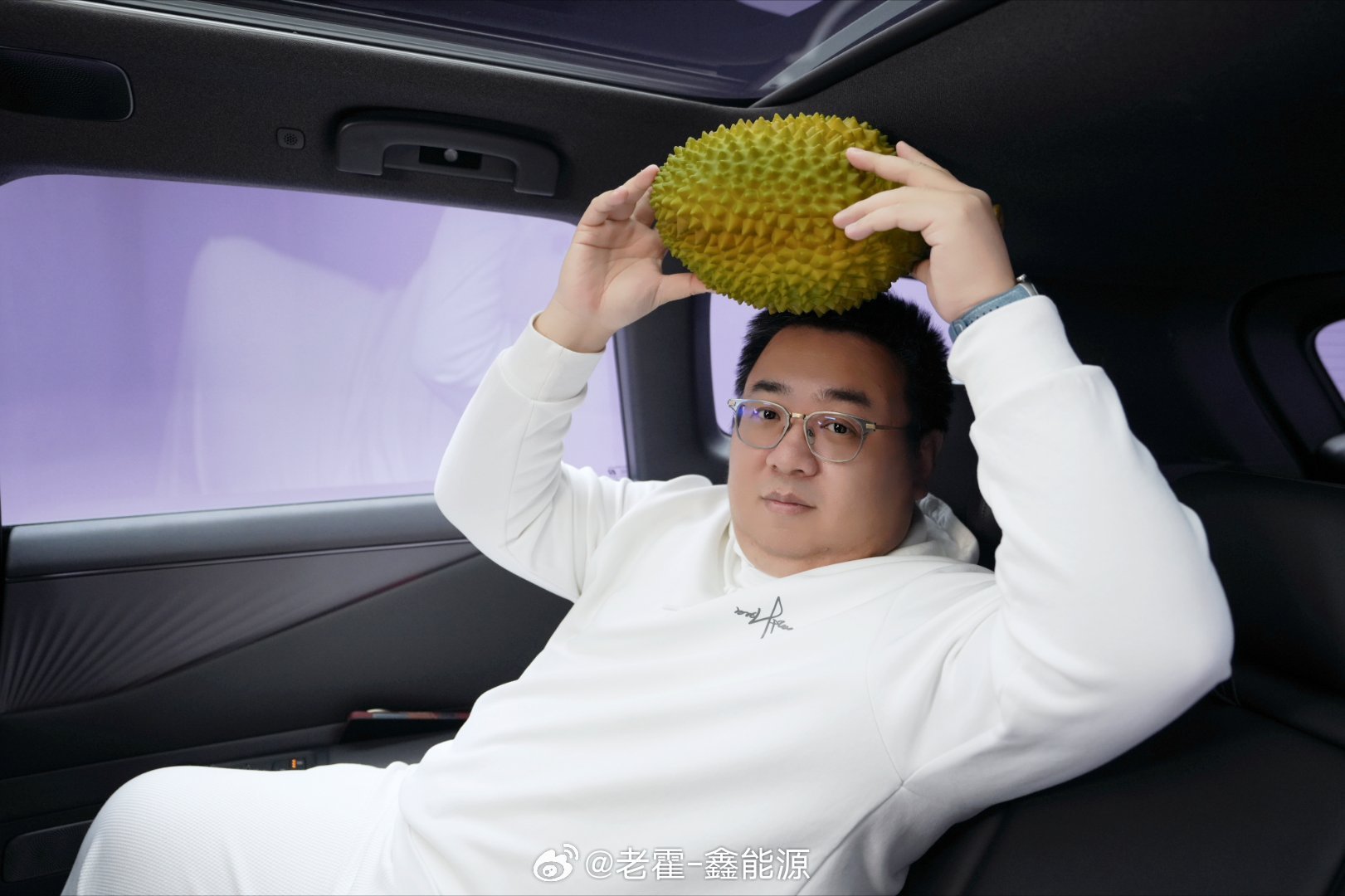 NX8这次的空间做的确实不错，我这个体型，后排的腿部空间居然能有一个展开的三折叠