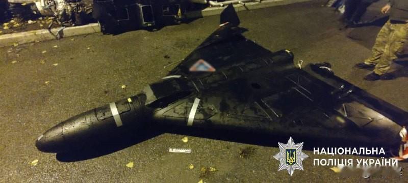 乌克兰警方没收了一名基辅居民固定在汽车引擎盖上的“天竺葵”无人机。
 
乌克兰执