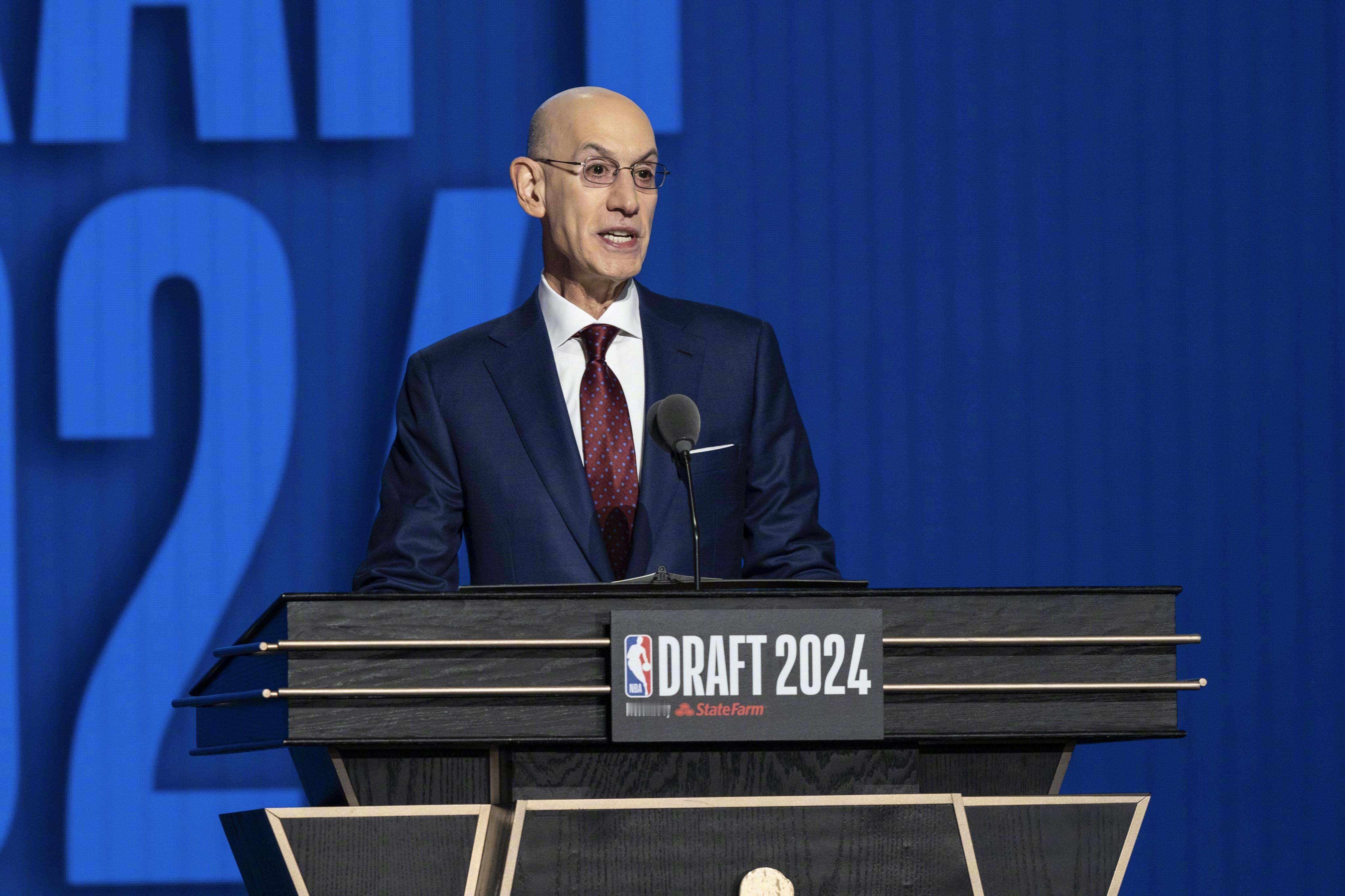 Shams报道，NBA正考虑针对各队摆烂出台打击政策。近年来，多支球队为了提高选