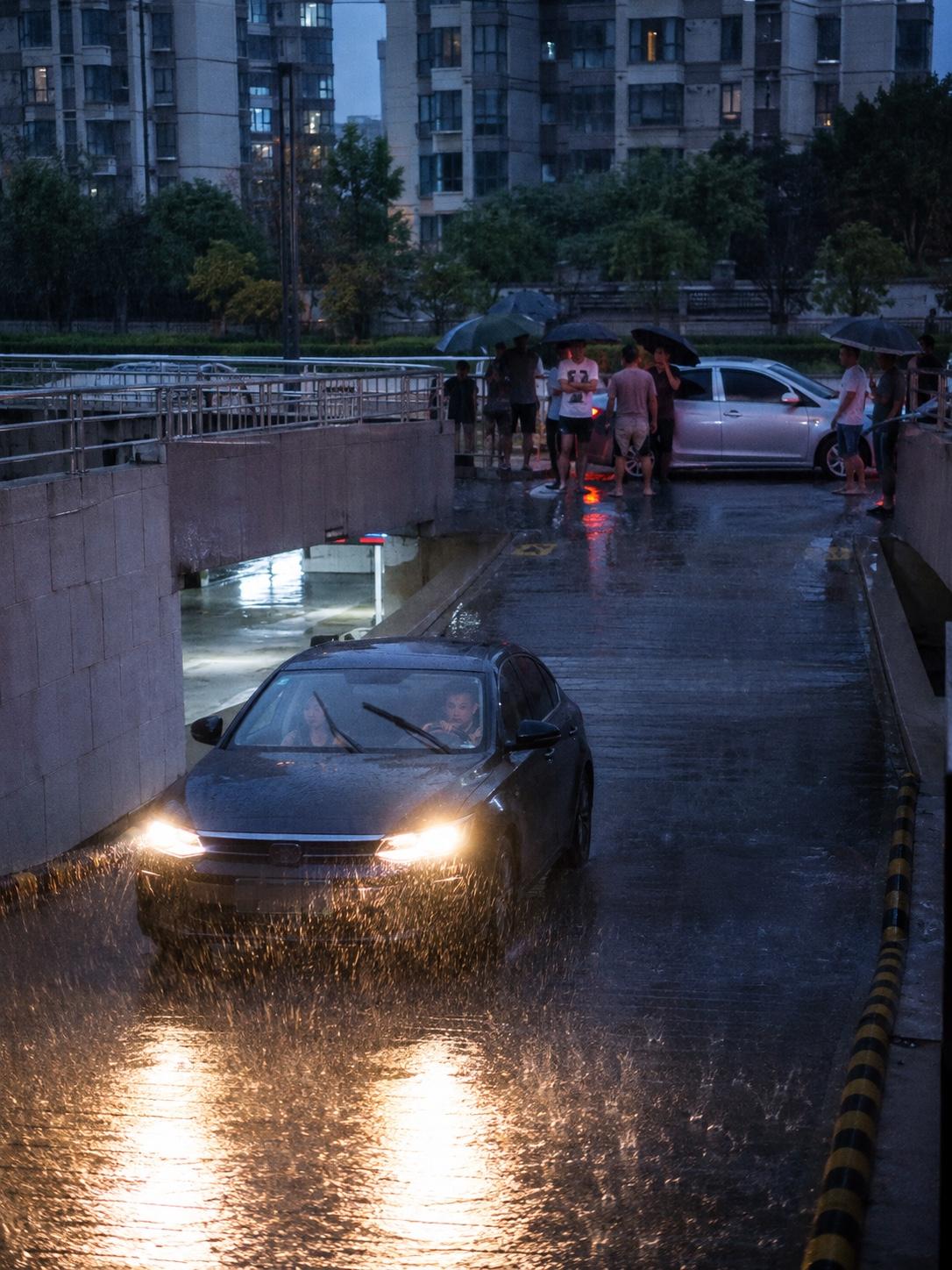 太湖洪水与提前避险…
水还没进小区，咋有人连夜把车挪走了？

太湖水位越过警戒线
